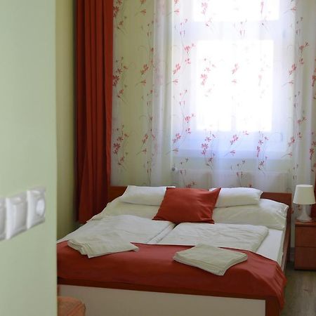 Holdfenyszallas Bed & Breakfast Szeged Eksteriør bilde