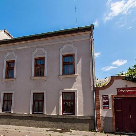 Holdfenyszallas Bed & Breakfast Szeged Eksteriør bilde