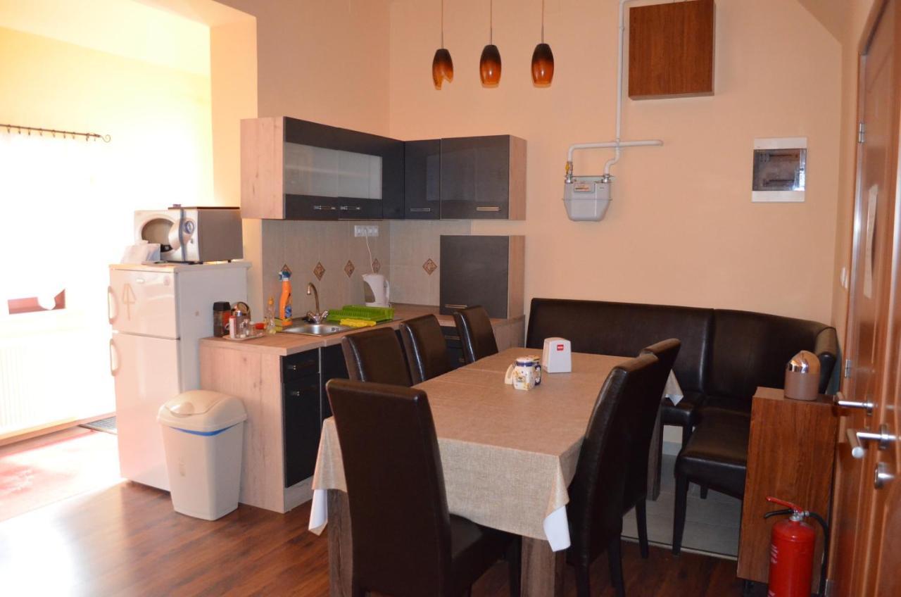 Holdfenyszallas Bed & Breakfast Szeged Eksteriør bilde