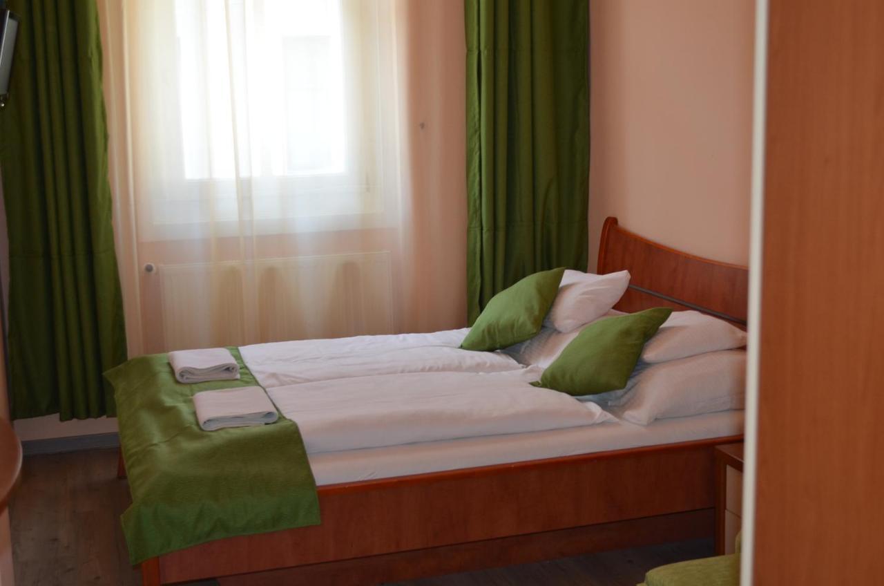 Holdfenyszallas Bed & Breakfast Szeged Eksteriør bilde
