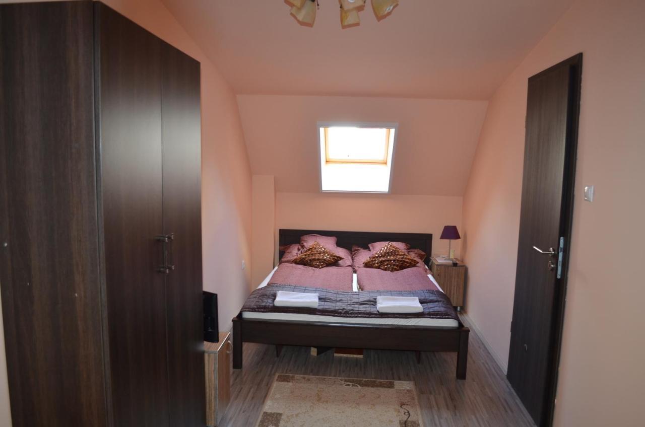 Holdfenyszallas Bed & Breakfast Szeged Eksteriør bilde