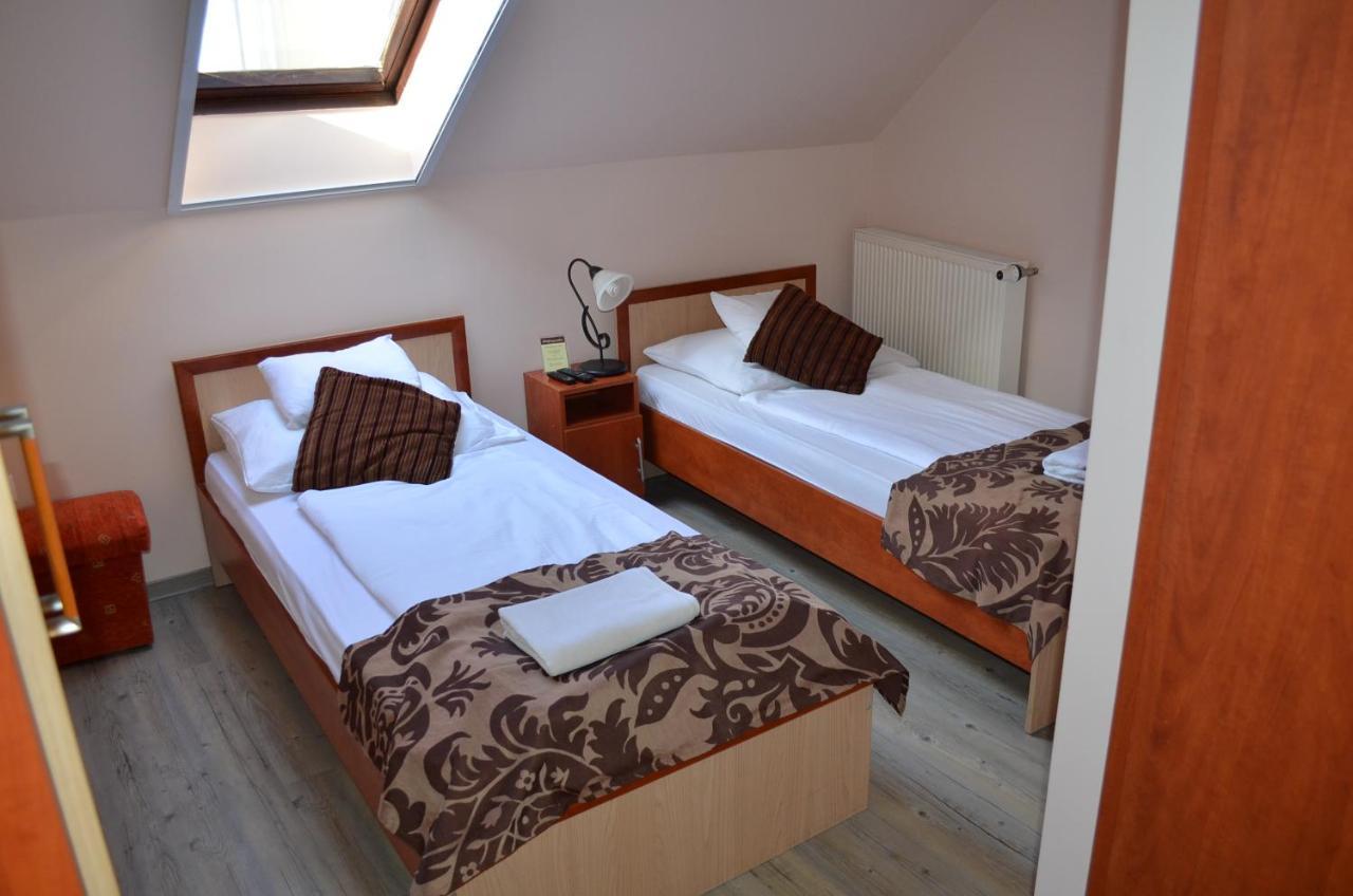 Holdfenyszallas Bed & Breakfast Szeged Eksteriør bilde