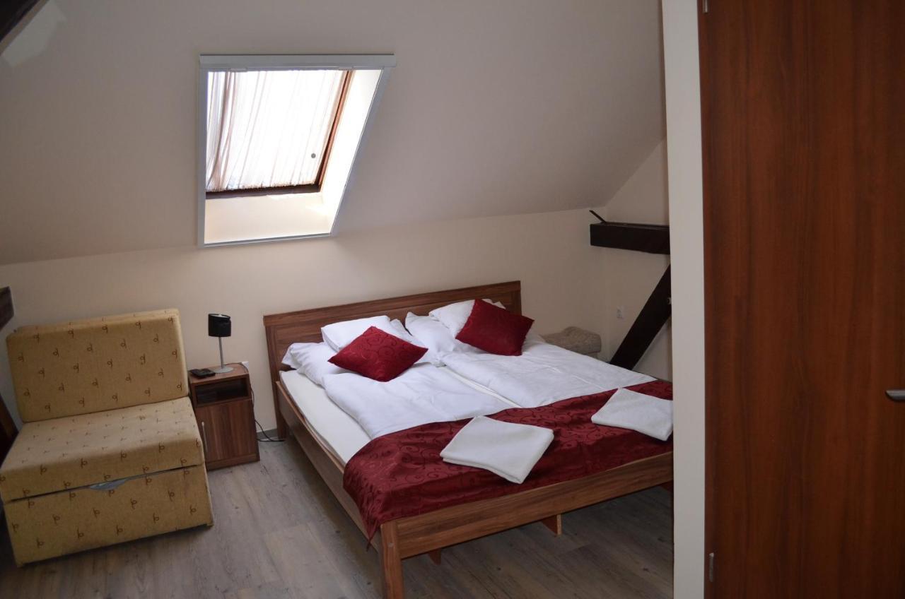 Holdfenyszallas Bed & Breakfast Szeged Eksteriør bilde