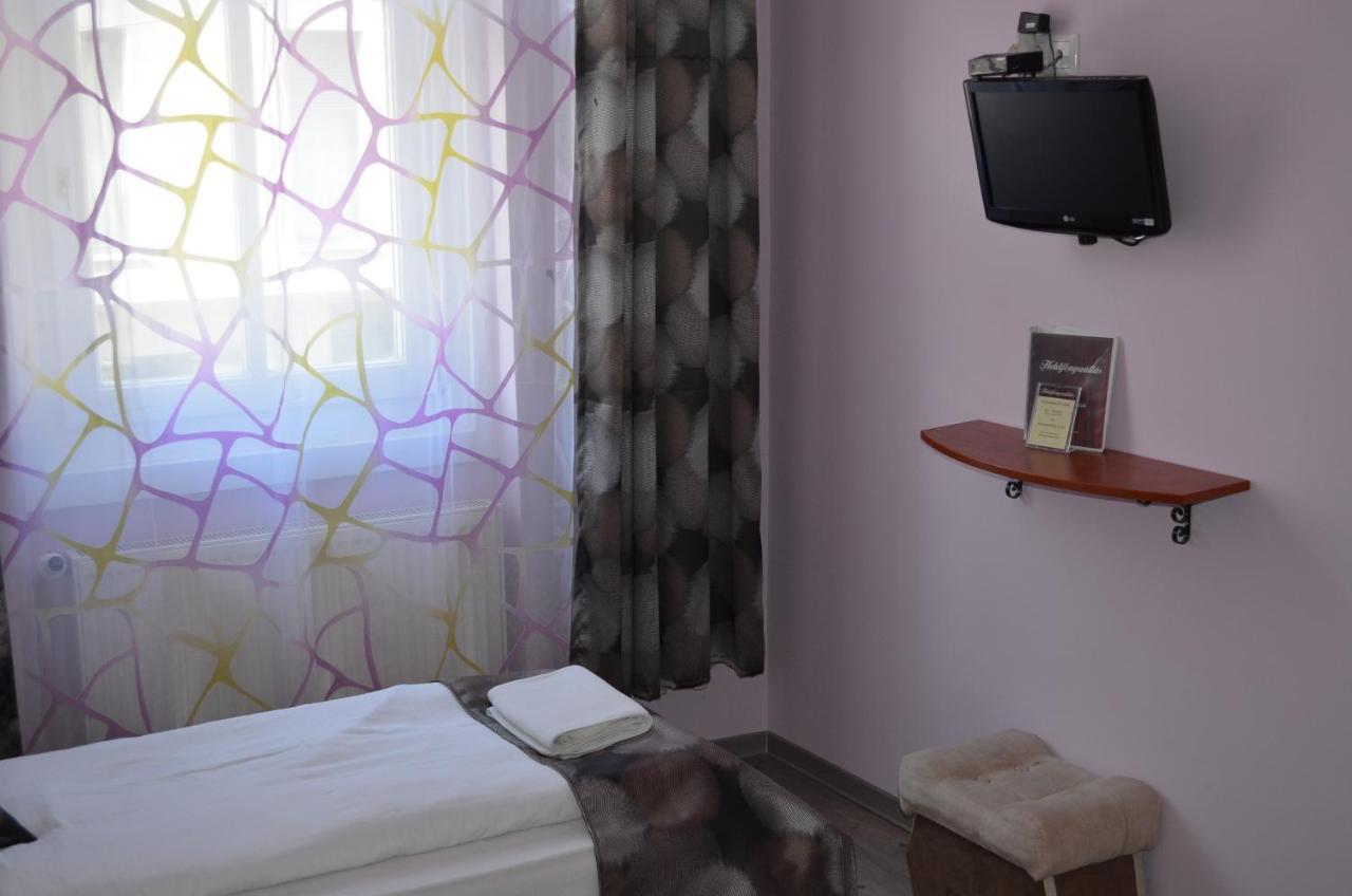 Holdfenyszallas Bed & Breakfast Szeged Eksteriør bilde