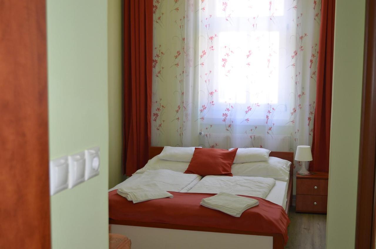 Holdfenyszallas Bed & Breakfast Szeged Eksteriør bilde