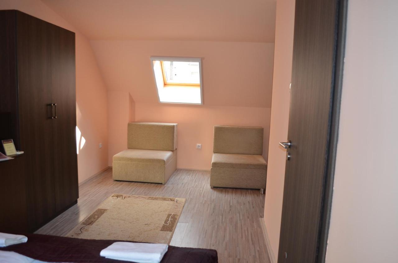 Holdfenyszallas Bed & Breakfast Szeged Eksteriør bilde