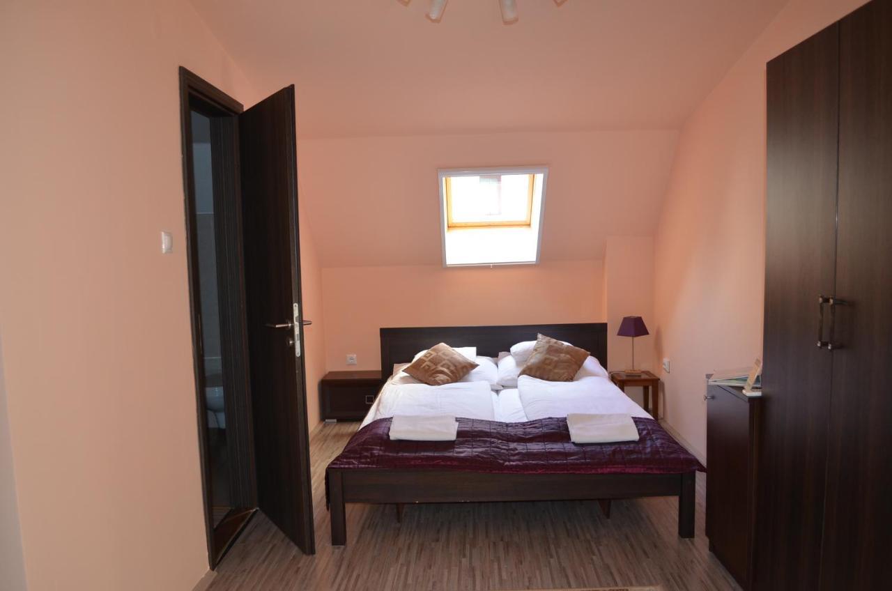 Holdfenyszallas Bed & Breakfast Szeged Eksteriør bilde