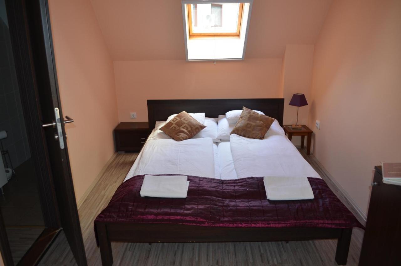 Holdfenyszallas Bed & Breakfast Szeged Eksteriør bilde